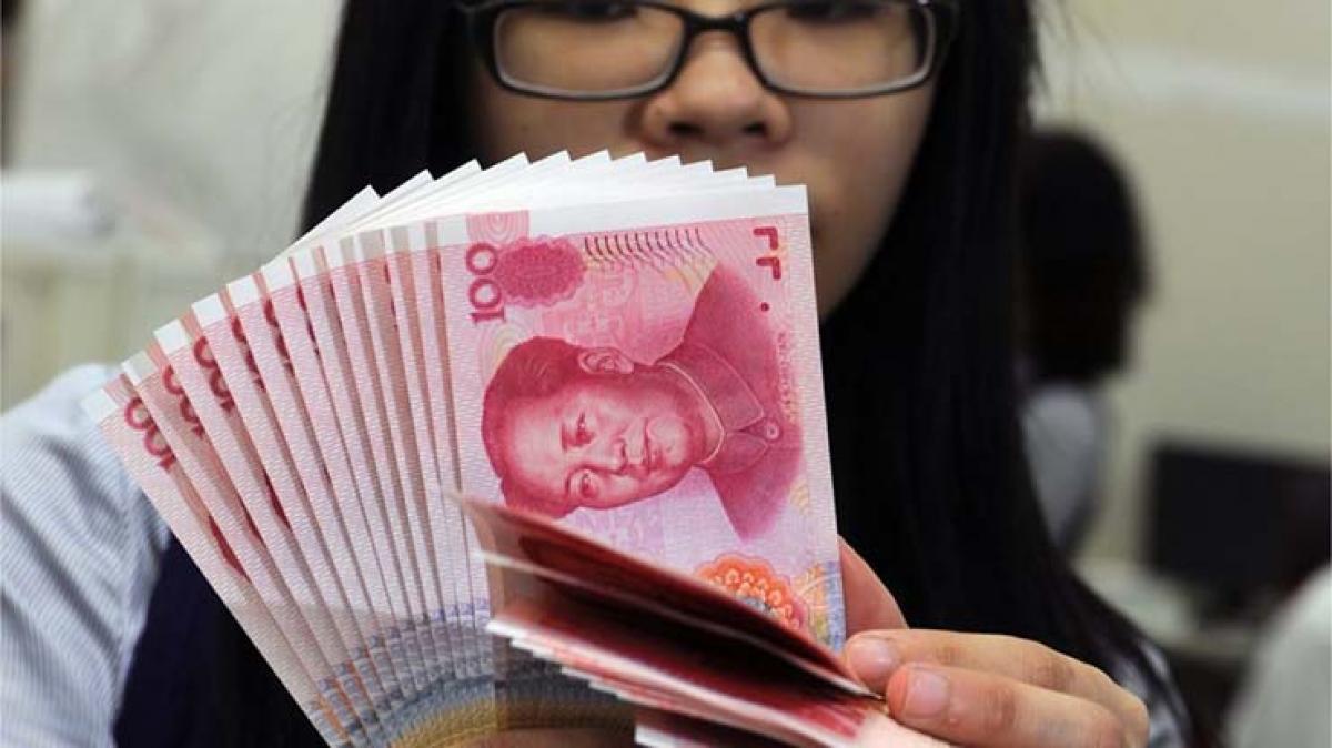 Yuan falls further, fuels fears of currency war